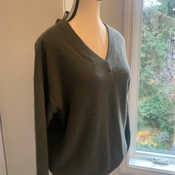 Massimo Dutti moss green cashmere V neck sweater NWT medium - Picture 3 of 10
